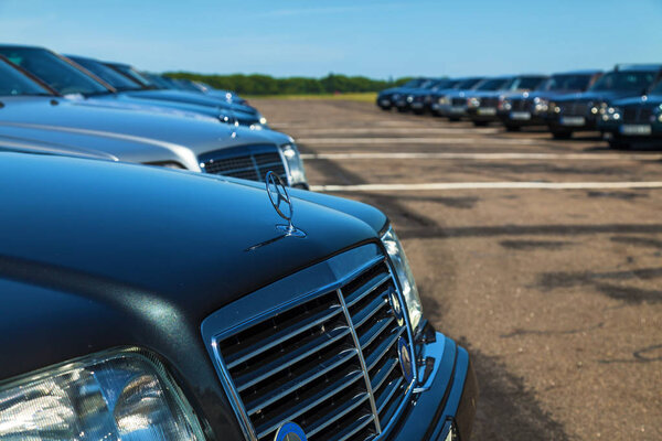 Киев, Украина 2 июня 2018 года: Mercedes-Benz различных классов и год выпуска на частном аэродроме
