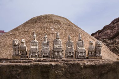 Türkiye'de Istanbul 18 Nisan 2018: İstanbul, dünyanın en büyük minyatür Parkı Miniaturk parkta. Heterogreft Konduit mezarı kutsal Nemrud Dağı tanrılara büyük heykelleri.