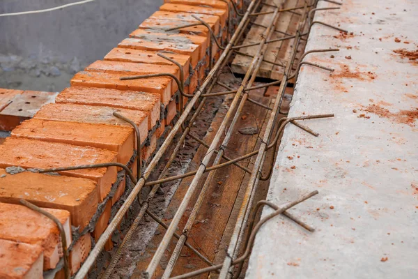 Sitio de construcción de una casa de ladrillo —  Fotos de Stock