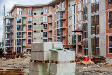 İnşaat alanında bir tuğla ev