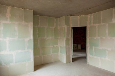 İnşaat alanında bir tuğla ev