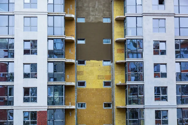 Изоляция фасада многоэтажного здания — стоковое фото