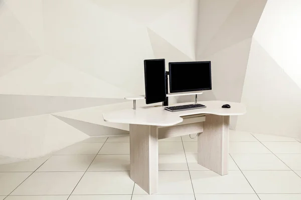 Офісний стіл для сидіння і стояння — стокове фото