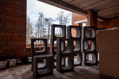 İnşaat alanında bir tuğla ev