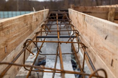 İnşaat alanında bir tuğla ev