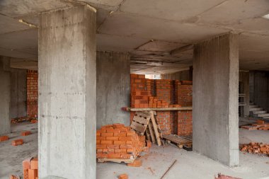 İnşaat alanında bir tuğla ev