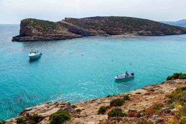 Malta 'da mavi lagün saf kristal su