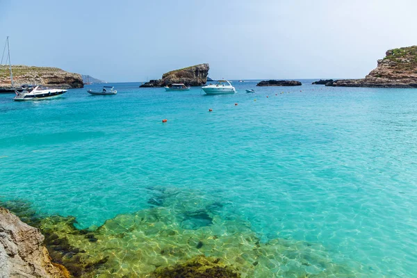 Reines kristallklares Wasser der blauen Lagune auf Malta — Stockfoto