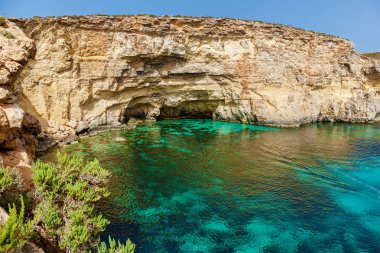 Malta 'da mavi lagün saf kristal su