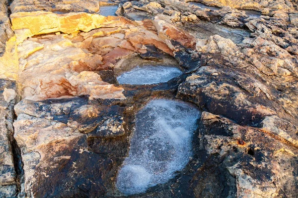 Пруды для испарения соли у берегов Гозо — стоковое фото