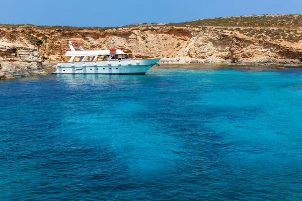 Agua cristalina pura de Blue Lagoon en Malta — Foto de Stock