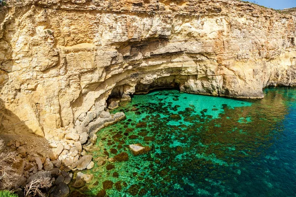 A kék lagúna tiszta kristályvize Máltán — Stock Fotó