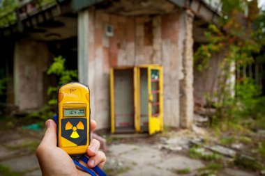 Pripyat şehrinde terk edilmiş bir bina