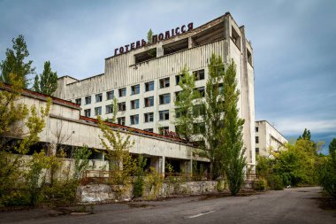 Pripyat şehrinde terk edilmiş bir bina