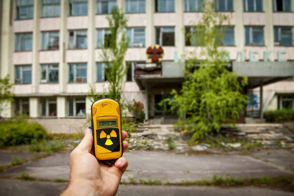 Pripyat şehrinde terk edilmiş bir bina