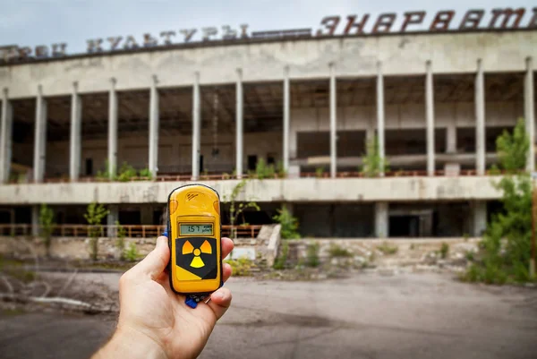 Pripyat şehrinde terk edilmiş bir bina