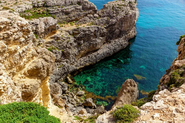 Malta 'da mavi lagün saf kristal su