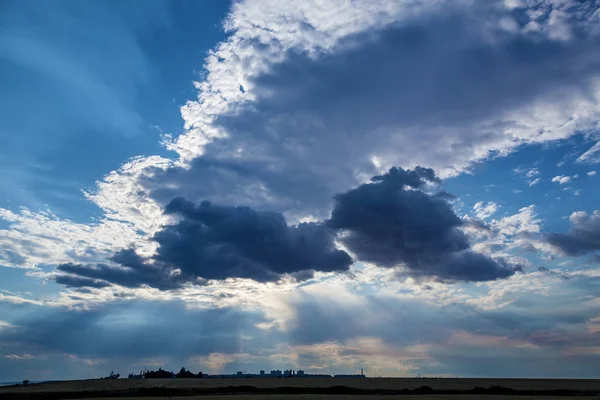 Голубое небо на закате — стоковое фото