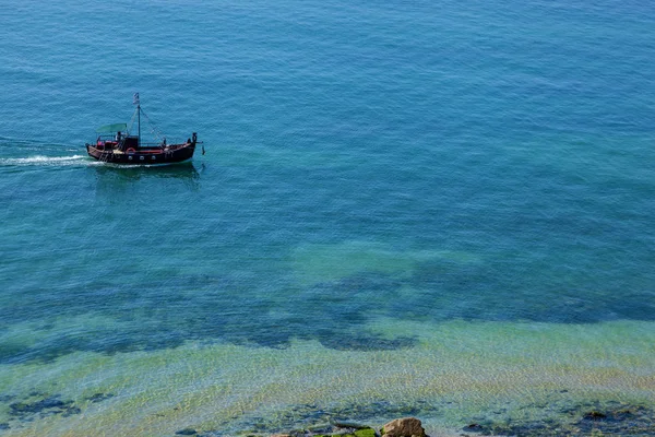 Рыбацкая лодка на Черном море — стоковое фото