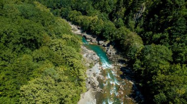 Fırtına nehri Belaya Khadzhokh geçidinde. Güzel manzaralar, kanyonlar ve geçitler. Yukarıdan hava görüntüsü