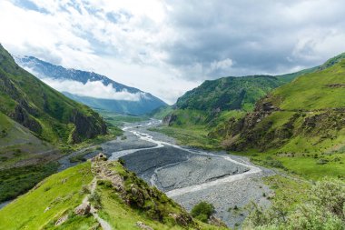 Gürcistan Askeri Yolu, dağ manzarası ve dağ nehirleri. Gürcistan Askeri Yolu
