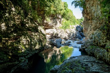 Fırtına nehri Belaya Khadzhokh geçidinde. Güzel manzaralar, kanyonlar ve geçitler..
