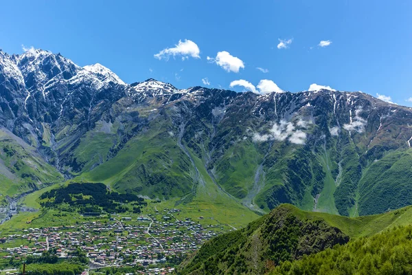 Pueblo Stepantsminda Reserva Kazbegi Está Rodeado Hermosas Montañas Altas Con —  Fotos de Stock