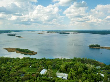İnsansız hava aracından Dinyeper 'a hava manzarası, güzel manzaralar, nehirdeki yeşil adalar. Yukarıdan Dinyeper nehrine bak