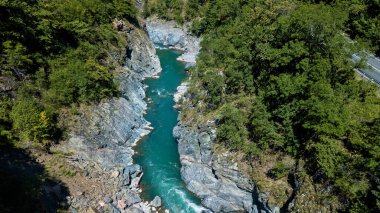 Fırtına nehri Belaya Khadzhokh geçidinde. Güzel manzaralar, kanyonlar ve geçitler. Yukarıdan hava görüntüsü