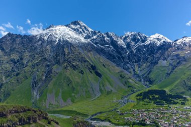 Kazbegi rezervindeki Stepantsminda köyü tepelerinde kar örtüleri olan güzel yüksek dağlarla çevrilidir. Gürcistan 'ın Mtskheta-Mtianeti bölgesinde. Kazbegi Köyü Georgia