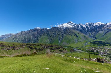 Kazbegi rezervindeki Stepantsminda köyü tepelerinde kar örtüleri olan güzel yüksek dağlarla çevrilidir. Gürcistan 'ın Mtskheta-Mtianeti bölgesinde. Kazbegi Köyü Georgia