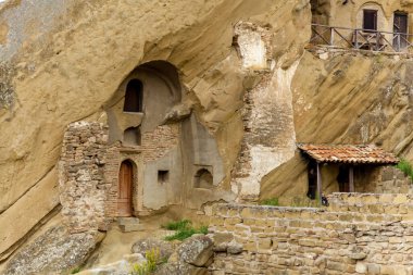 David Gareja manastırı. Kayanın üzerine eski Gürcistan Ortodoks manastırı kompleksi David-Gareja oyuldu. Sagarejo, Kakheti bölgesi, Georgia.