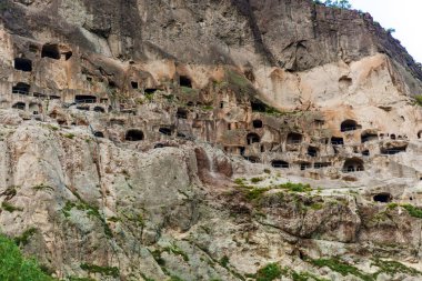 Mağara şehir manastırı Vardzia. Vardzia, Kura Nehri 'nin sol kıyısındaki Erusheti Dağları' nda yer alır. Manastırdan nehir vadisine ve yeşil yamaçlara