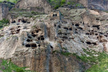 Mağara şehir manastırı Vardzia. Vardzia, Kura Nehri 'nin sol kıyısındaki Erusheti Dağları' nda yer alır. Manastırdan nehir vadisine ve yeşil yamaçlara
