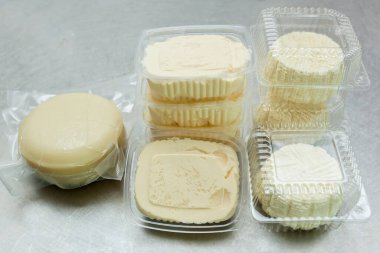 Tereyağı ve peynir şeffaf bir yiyecek kabında bir mağazada satılıyor.