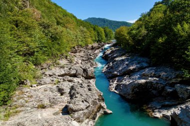 Fırtına nehri Belaya Khadzhokh geçidinde. Güzel manzaralar, kanyonlar ve geçitler..
