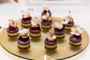 Yemek servisi, açık büfe tabağında çeşitli lezzetli atıştırmalıklar. Yemek servisi, tabakta çeşitli atıştırmalıklar.