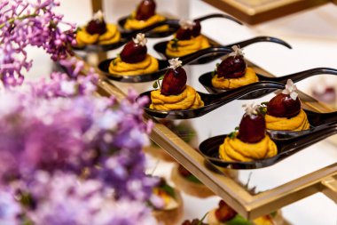 Yemek servisi, açık büfede çeşitli lezzetli tatlılar. Yemek servisi, tabakta çeşitli atıştırmalıklar.