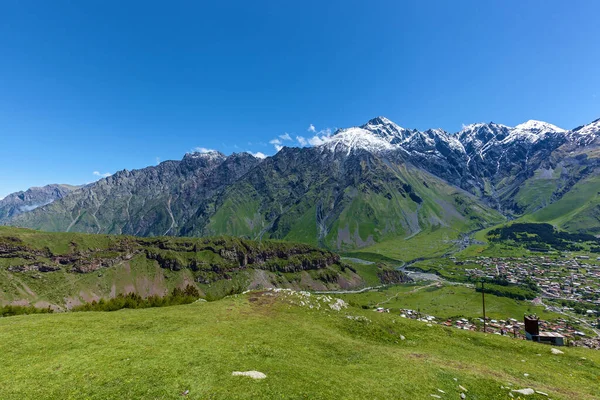 Pueblo Stepantsminda Reserva Kazbegi Está Rodeado Hermosas Montañas Altas Con —  Fotos de Stock