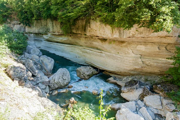 Fırtına nehri Belaya Khadzhokh geçidinde. Güzel manzaralar, kanyonlar ve geçitler..