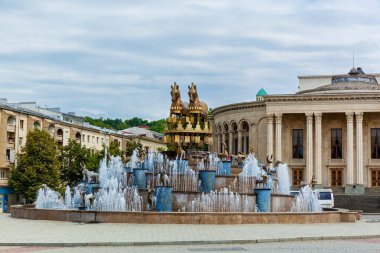 Tiflis Gürcistan 23 Haziran 2017: Kutaisi, Gürcistan, Avrupa merkez meydanında Colchis Fountain.