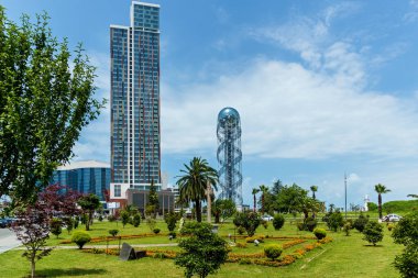 Batumi Georgia 18 Haziran 2017: Teknoloji Üniversitesi, eski deniz feneri, Gürcistan alfabe standı ve Batum seti üzerinde yer alan alfabe kulesi. Batumi, Gürcistan 'da modern binalar ve turizm gelişimi.