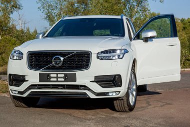 Ukrayna Kiev 26 Eylül 2020, Volvo XC90, Volvo Cars tarafından üretilen ilk SUV 'dur. Volvo 'nun temel güvenlik, çevre, güvenilirlik ve kalite değerleriyle tasarlandı.