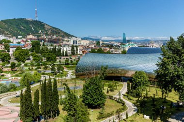 Tiflis Georgia 30 Haziran 2017: Parktaki konser müzikalinin sergi salonu. Gürcistan 'ın eski Tiflis şehrinin merkezindeki güzel yeni park.
