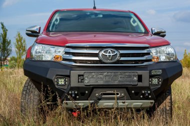 Ukrayna Kiev 10 Ekim 2020: Toyota Hilux ile güçlendirilmiş metal tampon ve vinçle kırmızı yeni 4x4 kamyonet. Japon araba markası.