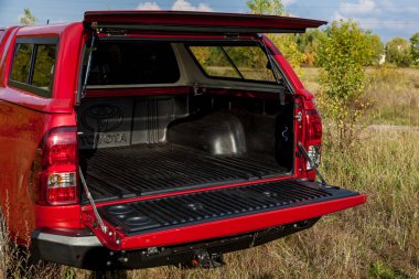 Ukrayna Kiev 10 Ekim 2020: Toyota Hilux 'un iç tasarımı çift katlı, güçlendirilmiş metal tampon ve vinçli 4x4 kamyonet. Japon araba markası.