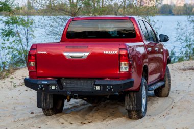 Ukrayna Kiev 10 Ekim 2020: Toyota Hilux ile güçlendirilmiş metal tampon ve vinçle kırmızı yeni 4x4 kamyonet. Japon araba markası.