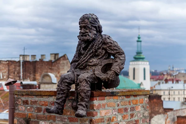 Lvivウクライナ12月21 2019 ウクライナのLvovにある伝説の家の男性煙突掃除 リヴィウはウクライナで最もヨーロッパの都市です — ストック写真