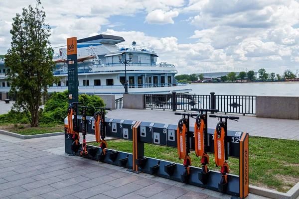 罗斯托夫On Don Russia August 2020 Scooter Bike Rental Station Embankment — 图库照片