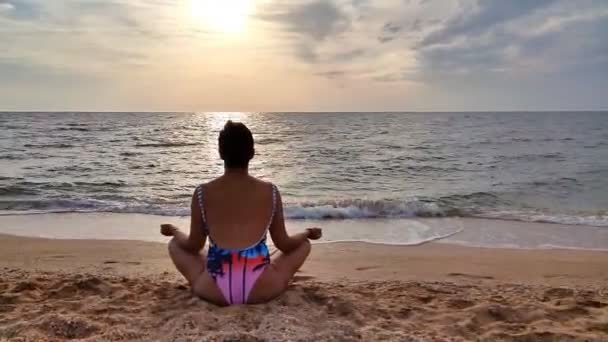 Menina Faz Exercícios Ioga Praia Uma Rapariga Magra Faz Ginástica — Vídeo de Stock